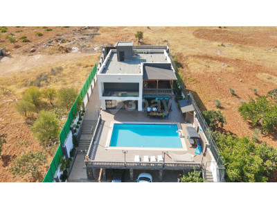 Bağlarbaşı'nda Muhteşem Yapılı Havuzlu Satılık Bağevi